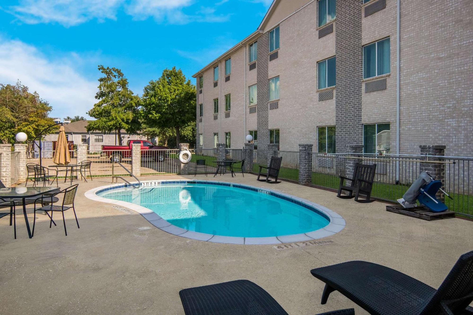 Quality Inn & Suites Roanoke - Fort Worth North Exterior foto
